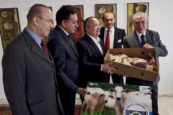 Taques presenteou Temer com carne produzida em Mato Grosso, que tem selo do Imac.