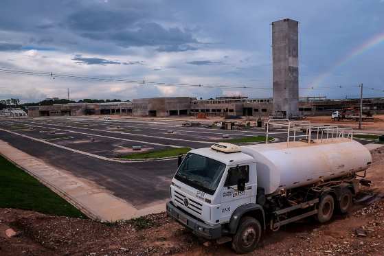 A obra é executada pelo Consórcio CL Cuiabá, formado pelas empresas Lotufo Engenharia e Construções e Grupo Concremax