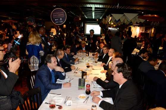 O governador Pedro Taques reuniu lideranças políticas do cenário nacional na churrascaria Fogo de Chão