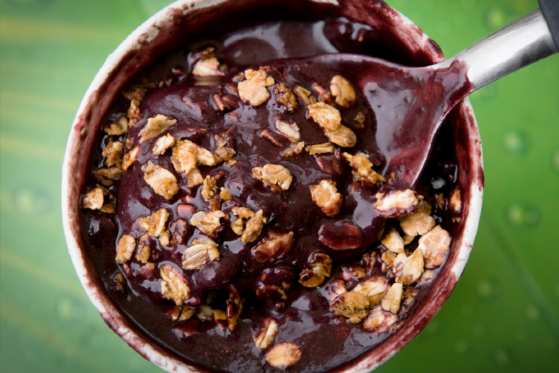 O açaí apresenta inúmeros benefícios, como o aumento da longevidade e o auxílio na saúde imunológica