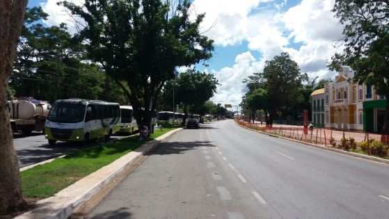 Cerca de 30 veículos circularam gratuitamente pelas ruas da Capital em protesto contra interdição da prefeitura