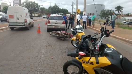 Passageira da moto ficou ferida ao ser arremessada com a colisão.