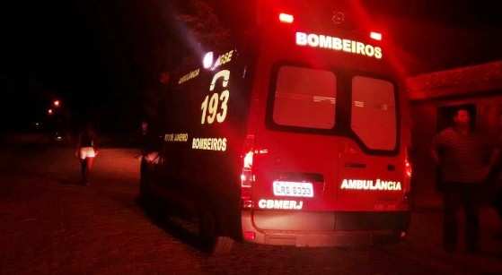 Equipe do Corpo de Bombeiros prestou socorro às vítimas.