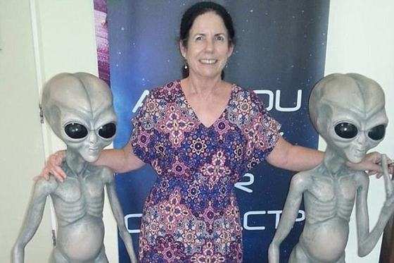 Como a convivência com os ETs é grande, ela acredita ter se tornado parte deles.