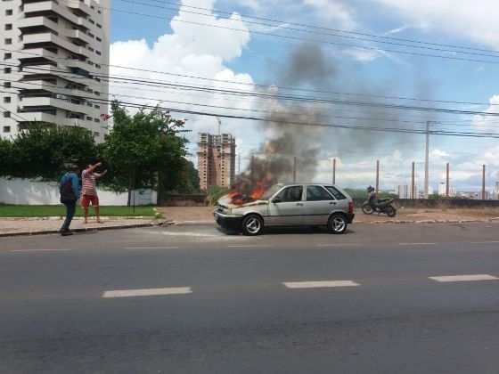 Carro em chamas, próximo ao Shopping Pantanal.