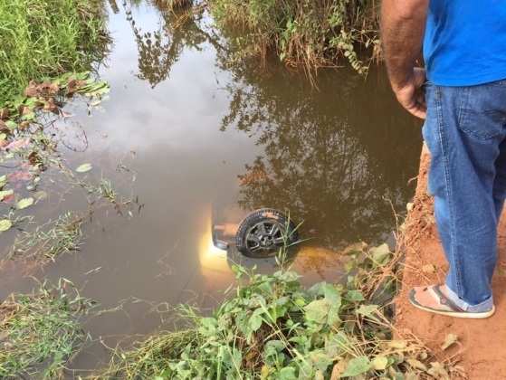 O carro ficou completamente submerso após cair no rio