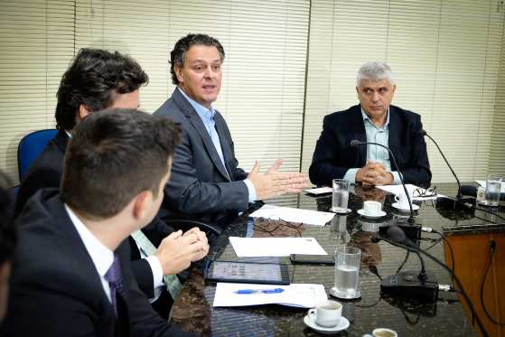 Vice-governador Carlos Fávaro e promotor Scaloppe buscam solução.