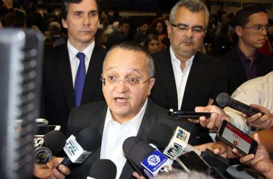 O governador diz que vai acionar judicialmente o promotor Mauro Zaque, que denunciou o suposto 'grampo' ilegal.