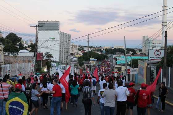 Os grevistas caminham pelas principais avenidas da capital e gritam palavras de ordem como “Fora Temer
