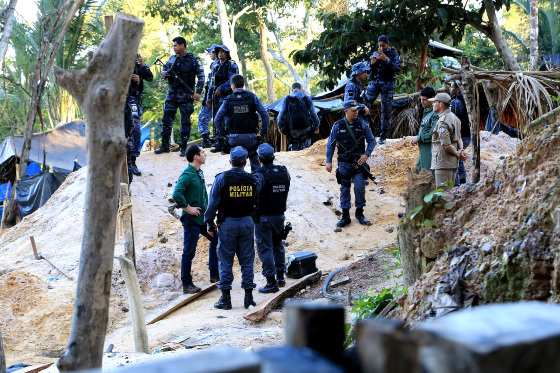 No domingo pela manhã, um carro policial foi recebido a tiros na área.