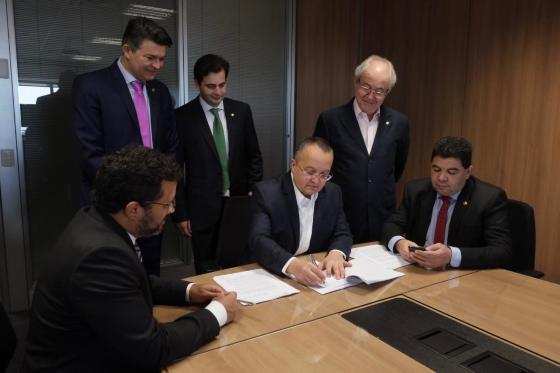 O governador Pedro Taques assinou o empréstimo na manhã desta quinta-feira (4)