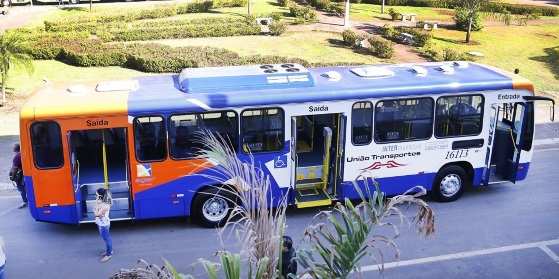 O motorista de um dos ônibus da União Transportes resolveu entrar na garagem, sem fazer qualquer tipo de sinalização, e bateu na moto do casal.