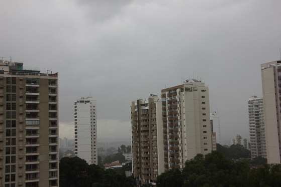 O fim de semana deve ser de chuva e temperatura amena
