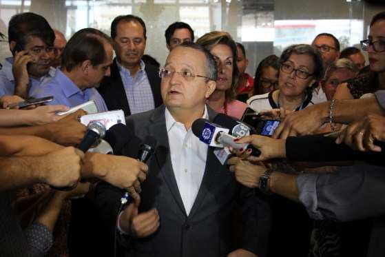 O governador Pedro Taques participou da reunião do Conselho do Fundo Estadual de Transporte e Habitação (Fethab).