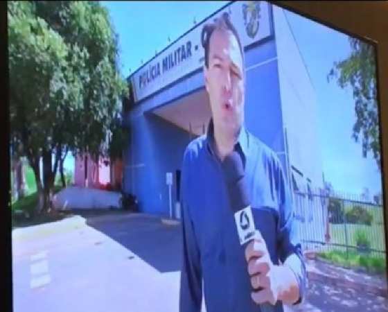 Em frente ao Comando da PM, o jornalista Maurício Ferraz afirma que a espionagem era comandada por grupo de alta confiança do governo
