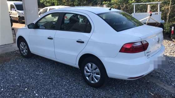 O carro com quilometragem adulterada estava exposto à venda em garagem.