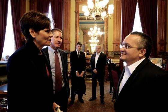 A vice-governadora de Iowa, Kim Reynolds recebeu o governador Pedro Taques.