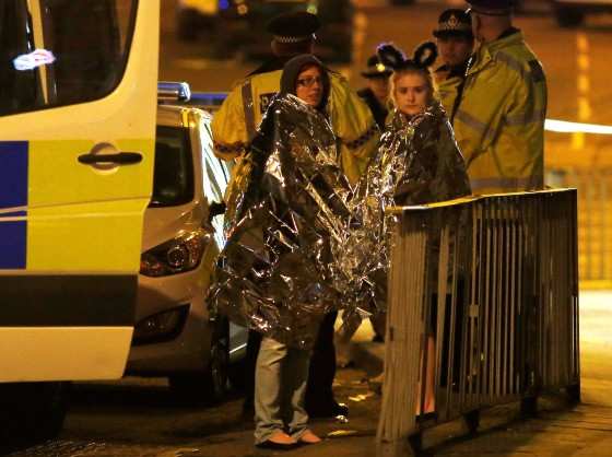 Polícia atende pessoas feridas após show de Ariana Grande em Manchester, na Inglaterra 