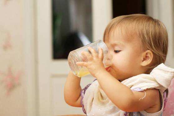 Crianças de um a três anos devem tomar no máximo quatro copos diariamente, e bebês não devem tomar suco.