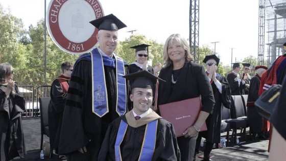 Mãe ganha diploma honorário após ajudar filho tetraplégico a se formar em curso