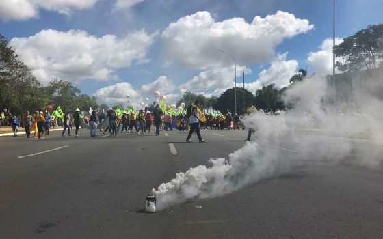 Os manifestantes pedem a renúncia do presidente Michel Temer e criticam as reformas trabalhista e da Previdência