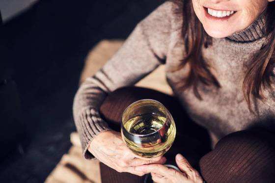 Não basta beber uma taça de vinho diariamente para emagrecer ou manter uma vida saudável, mas sim adaptar sua rotina com uma dieta balanceada, prática de exercícios físicos 