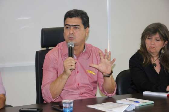 O prefeito Emanuel Pinheiro diz que vai explicar comprovantes de transferências para conta no exterior quando for chamado pela Justiça.