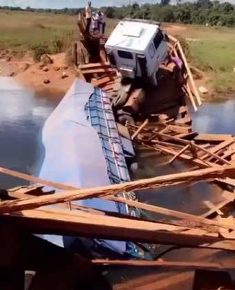 A ponte cedeu no sábado (7) e desde então o tráfego de veículos está prejudicado na região.