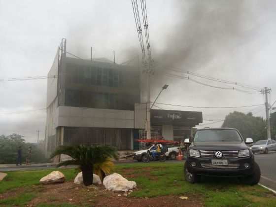 Bombeiros só conseguiram controlar as chamas após uma hora de trabalho.