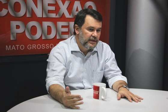 Oscar foi prefeito de Juara em 2004. Ele é casado com Luciane Bezerra, que também foi deputada estadual e prefeita da cidade.