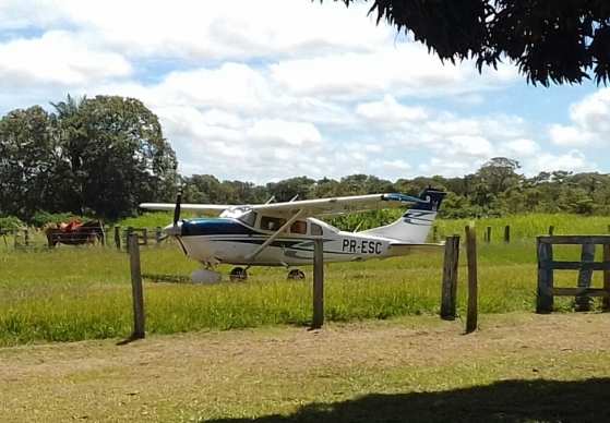 Avião teria sido roubado depois de aterrissar em uma pista próxima ao hotel.