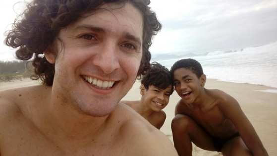 O professor Thiago e os filhos Sidiwald e José Roberto vivem no Rio de Janeiro.