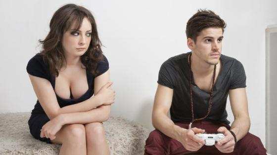 homem joga video game