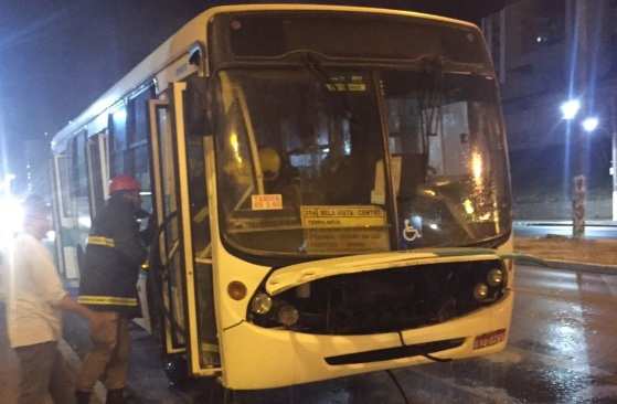 O ônibus de passageiros pegou fogo na Avenida do CPA, próximo ao viaduto da Avenida Miguel Sutil, em Cuiabá. Ninguém ficou ferido.