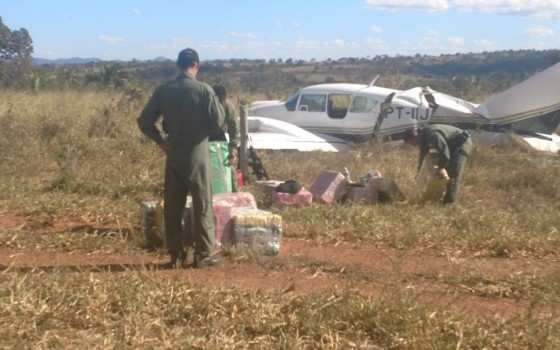 A Força Aérea Brasileira interceptou, após tiro de aviso, um avião bimotor, que decolou de Campo Novo do Parecis, com 500 kg de cocaína e tinha como destino, o município de Santo Antônio do Leverger (35 km de Cuiabá)