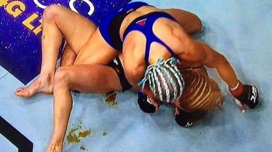 Justine Kish defeca durante luta no UFC