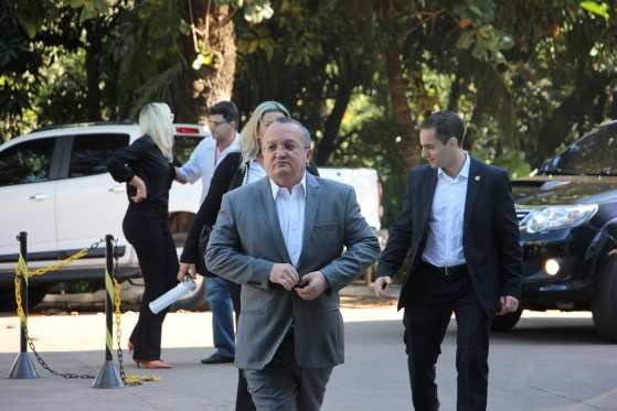 O governador Pedro Taques (PSDB) anunciou a necessidade de ajustes no orçamento deste ano e cortes em programas de Governo.