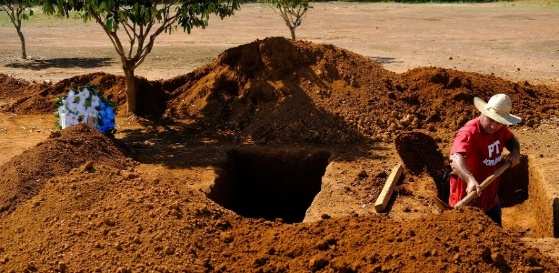 O coveiro Valdinei Carço se antecipa e abre novas covas em Colniza, após chacina, em que morreram nove trabalhadores rurais