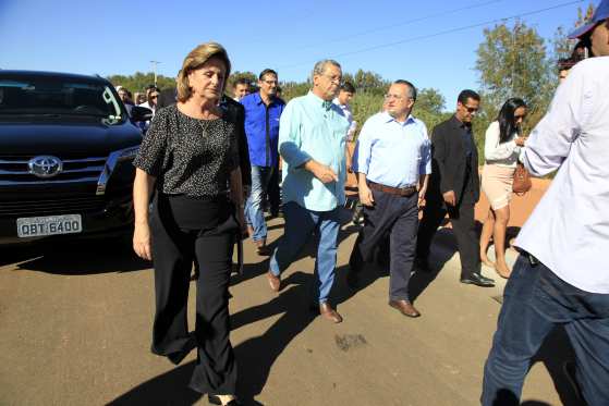 O governador Pedro Taques (PSDB) e a prefeita Lucimar Campos (DEM) acompanharam as obras de duplicação da Avenida Filinto Muller, em Várzea Grande.
