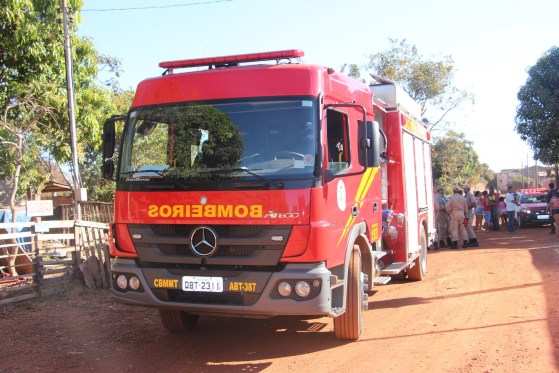 O Corpo de Bombeiros foi ao local, porém, a casa já estava destruída pelas chamas.