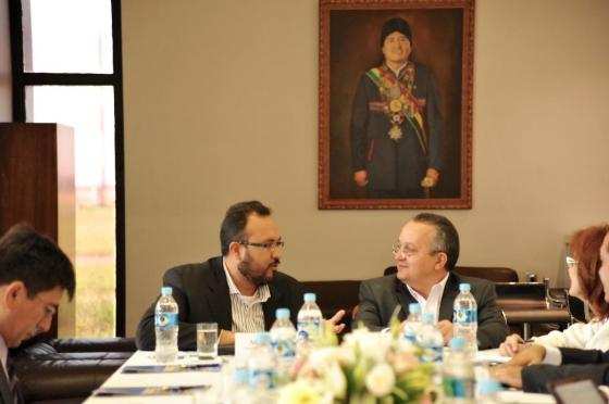 O governador Pedro Taques (PSDB) em reunião com o ministro boliviano de Obras Públicas e Serviços de Habitação, Milton Claros, na Bolívia.