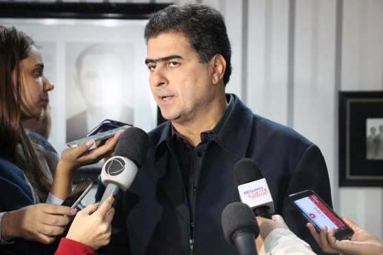 O prefeito de Cuiabá, Emanuel Pinheiro vinha prorrogando a decisão, mas o prazo chegou ao fim.