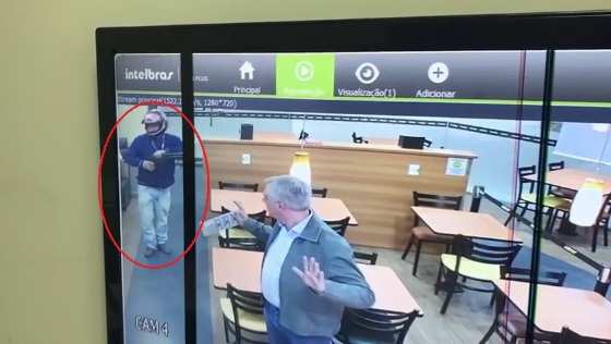 O bandido usa uma arma calibre .12 para ameaçar os clientes