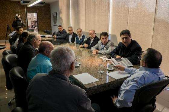 O governador Pedro Taques (PSDB) e o prefeito de Cuiabá, Emanuel Pinheiro (PMDB), se reuniram com representantes dos hospitais filantrópicos.