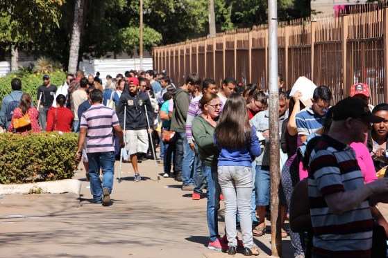 A fila para tentar a isenção da taxa de inscrição para o concurso da Seduc dobrava o quarteirão da Escola Estadual Liceu Cuiabano nesta quinta-feira (20).