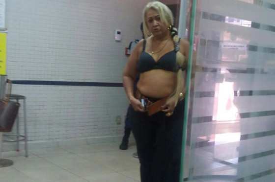 Mulher fica só de sutiã para conseguir entrar em agência do BB, em Cuiabá.