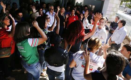 As 3 mil peças recebidas, entre agasalhos e calçados, serão distribuídas às famílias em situação de vulnerabilidade social.