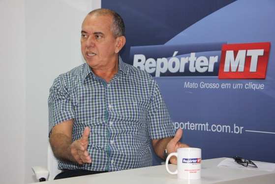 Secretário afirma que sintomas são leves e passa bem