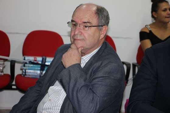 O carro foi adquirido pelo ex-secretário de Estado de Planejamento, Arnaldo Alves, no último ano do Governo Silval Barbosa, em 2014.