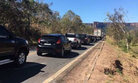 Acidente aconteceu por volta das 13h30 e interditou a Rodovia Emanuel Pinheiro (MT-251).